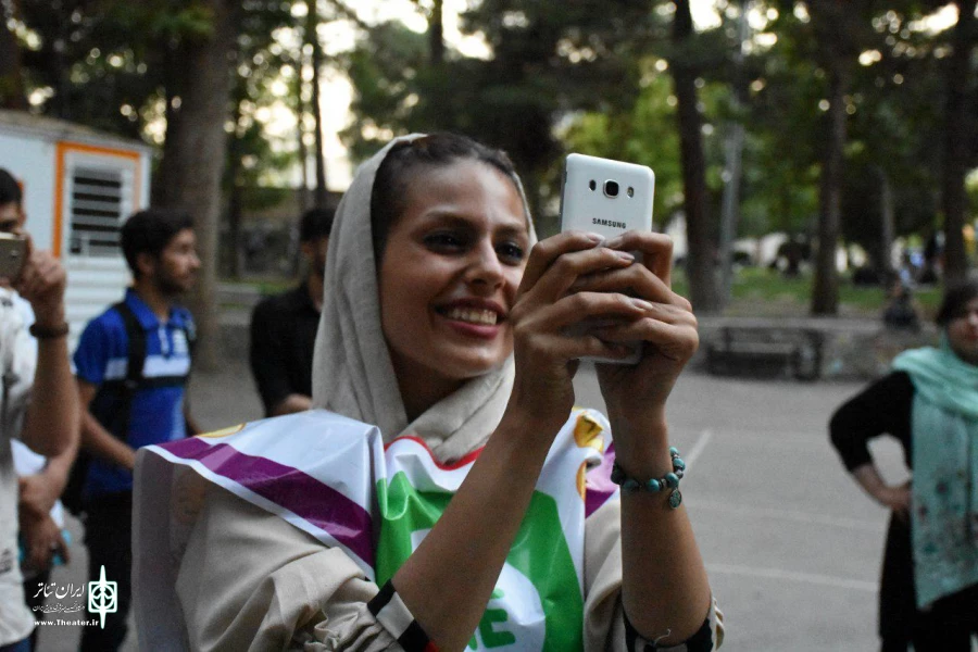 نمایش «دنیای مجازی»