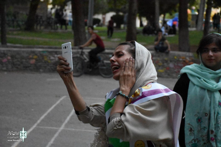 نمایش «دنیای مجازی»