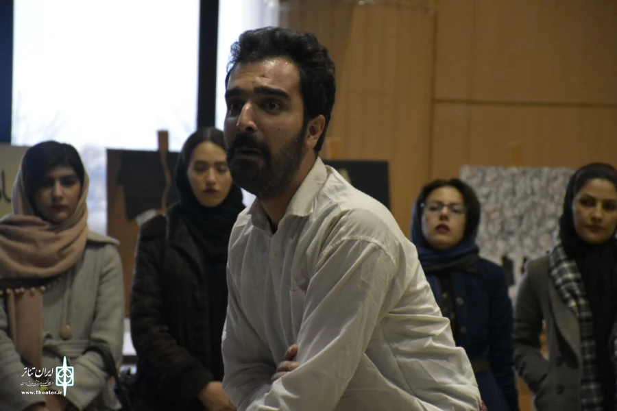 اجرای نمایش خیابانی:( گمشدگان) نوشته و کار : علی چناری در روز دوم جشنواره تئاتر فجر استانی کرمانشاه 3