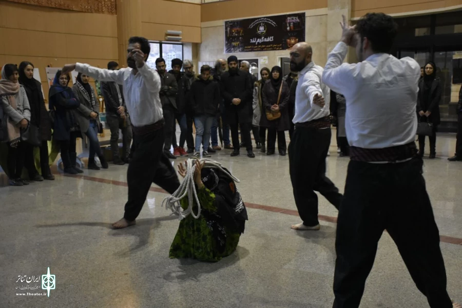 اجرای نمایش خیابانی:( گمشدگان) نوشته و کار : علی چناری در روز دوم جشنواره تئاتر فجر استانی کرمانشاه 9