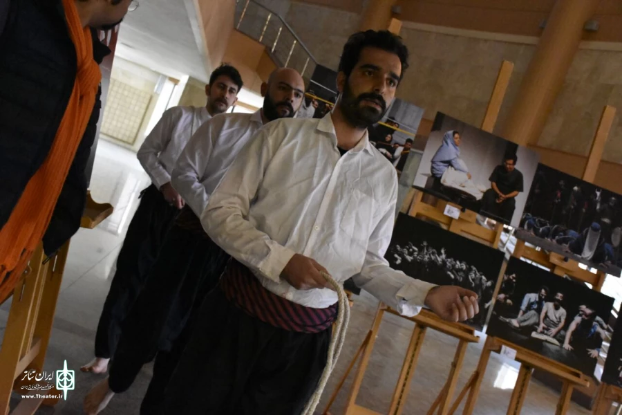 اجرای نمایش خیابانی:( گمشدگان) نوشته و کار : علی چناری در روز دوم جشنواره تئاتر فجر استانی کرمانشاه 14