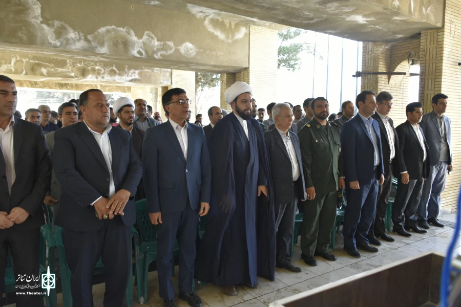 آنچه امروز می تواند  ذهن  نسل نو  را تحت تاثیر خودش قراردهد تئاتر و نمایش است. 2