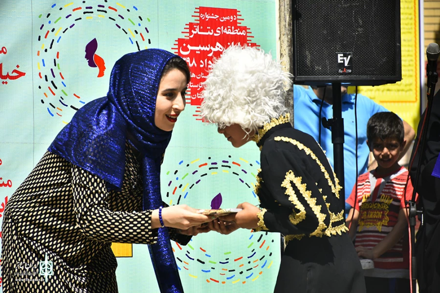 اولین روز جشواره منطقه ای  تئاتر خیابانی هرسین