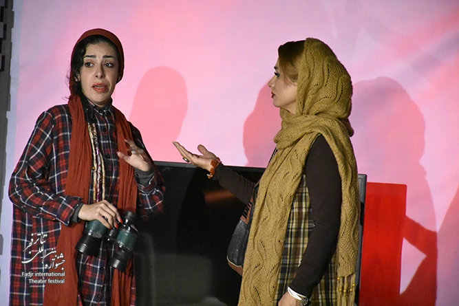 گزارش تصویری نمایش " نگاهمان می کنند"