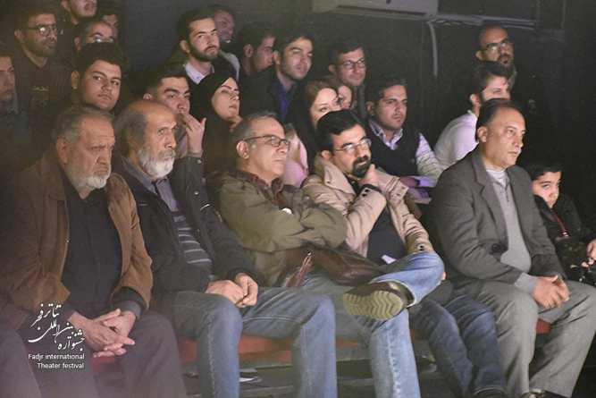 گزارش تصویری نمایش " نگاهمان می کنند"