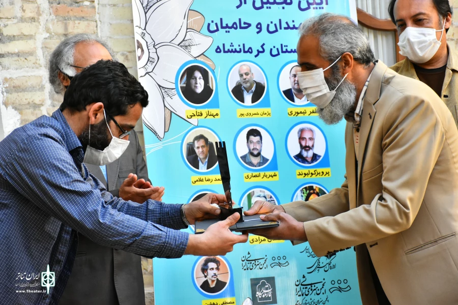 تجلیل ازحامیان و هنرمندان تئاتر استان به بهانه روز جهانی تئاتر 
 4