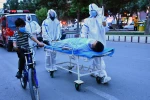 به صدا درآمدن آژیر وضعیت قرمز کرونا در کرمانشاه توسط هنرمندان تئاتر خیابانی  - 7 اردیبهشت ماه 1400 
عکاس : مینا بهرامی تبار