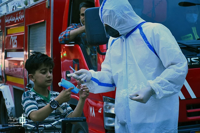 به صدا درآمدن آژیر وضعیت قرمز کرونا در کرمانشاه توسط هنرمندان تئاتر خیابانی  - 7 اردیبهشت ماه 1400 
عکاس : مینا بهرامی تبار