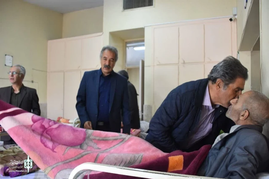بازدید مدیران استان از هنرمند پیشکسوت کرمانشاهی
 3