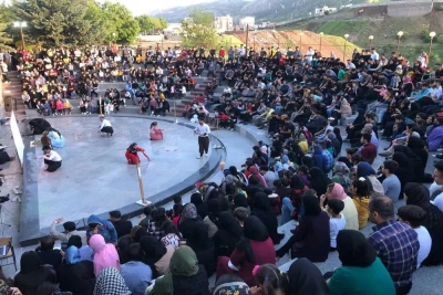 اجرای نمایش خیابانی «جایی برای گل سرخ» در پاوه